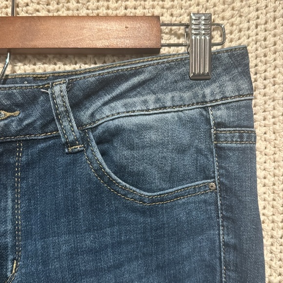 Midrise Q2 distressed ankle distressed jeans size Medium - Picture 4 of 9